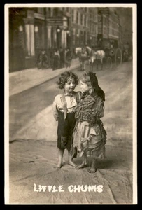 Postkarte RPPC Little Chums, zwei Kinder im Kostüm, Straßenszene der Stadt - Bild 1 von 2