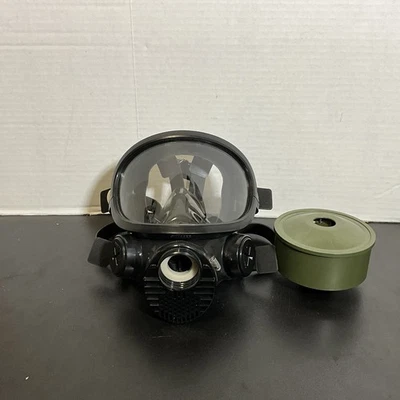 3M Safety 7800S-M Full Face Respirator Mask Size Medium  + Canister  - Image 1 of 4