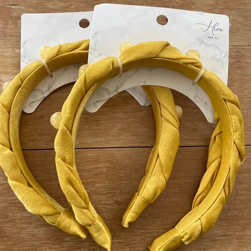 2 x Diadema Hive and Co Nudo Superior Amarillo Tela Trenzada con Cuentas NUEVO Lote de 2 Foto 1 de 1
