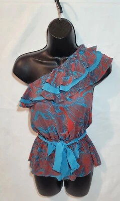 NUEVO CON ETIQUETAS Bebe Triple Volantes Top Un Hombro COWRY SHELL Talla XS Precio de venta sugerido por el fabricante 69,99 USD Foto 1 de 4