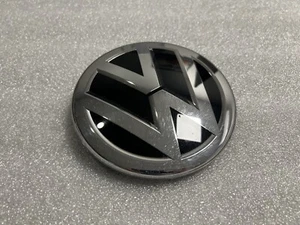 Cubierta de radar logotipo delantero OEM 2018-2021 VW POLO VI AW 2G0853601B #205 - Imagen 1 de 2