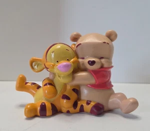 VINTAGE DECOPAC BABY POOH UND TIGGER UMARMENDER TORTENAUFLEGER PVC FIGUR - Bild 1 von 2