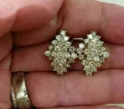 Aretes de compromiso con racimo de diamantes creados en laboratorio de 2 quilates acabado en oro amarillo de 14 quilates Foto 1 de 4