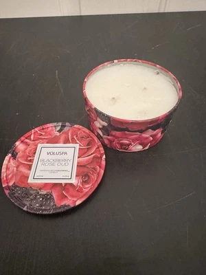 Lata vela Voluspa BlackBerry Rose Oud 2 mechas 6 oz Foto 1 de 4