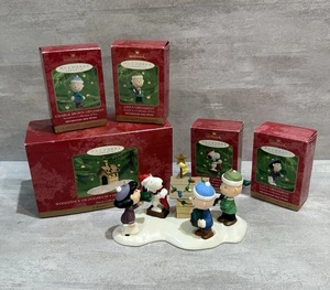 Hallmark Peanuts A Snoopy Christmas Ornaments & Display 2000 Complete Set - Picture 1 of 7