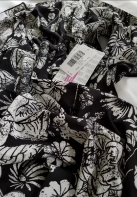 全新带标签 Lularoe 中号 Shirley 🌹 玫瑰黑色白色 🌹 NOIR Blanc 花卉和服  — 第 1/4 张图片