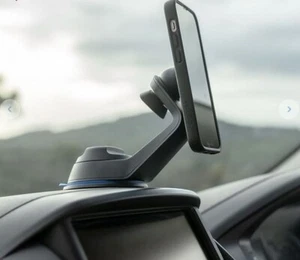 QUAD LOCK SUCTION WINDSCREEN OR DASHBOARD MOUNT WORK TRAVEL PHONE SAT NAV - Picture 1 of 2