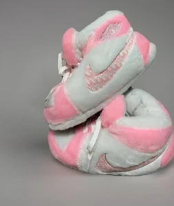NEU LIMITIERT Nike Dunk Hausschuhe Unisex Einheitsgröße passt Alter 10-17 Teenager pink - Bild 1 von 1