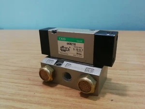 CKD Pilot Operated Air Pneumatic 5 Port 2 Position Directional Valve 4KB218 * - Picture 1 of 3