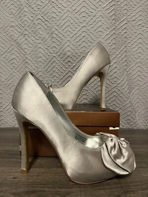 Tacones Audrey Brooke plateados Erica satinados 4" suela de cuero para mujer talla 6M Foto 1 de 4