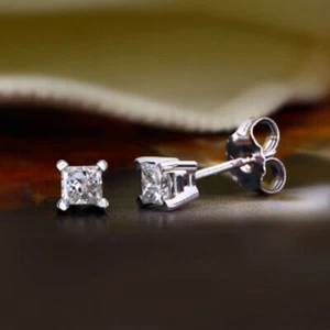 Aretes solitarios para mujer de oro blanco de 14 k con diamantes talla princesa de 0,50 quilates - Imagen 1 de 5