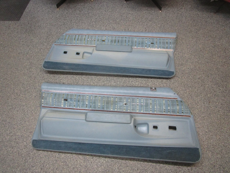 Oldsmobile Cutlass Supreme Brougham 1976 1977 par de paneles de puerta azul Foto 1 de 4