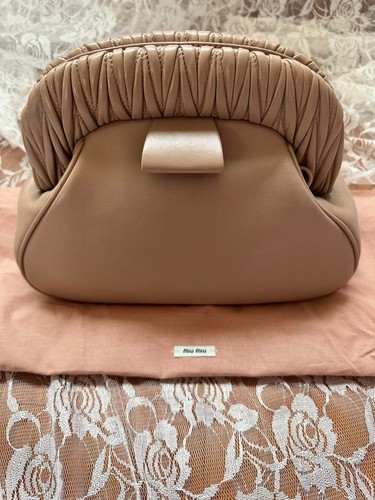 Borsa a mano Miu Miu Matelasse pochette tracolla catena pelle beige USATA originale #S2288