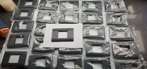 LAGERBESTAND 50 THERMOPLASTISCHE AVE PLATTEN FÜR 2 MODULE S45 45P02GN GRAU NOIR SANDGESTRAHLT - Bild 1 von 1