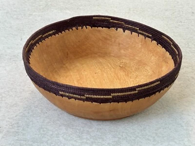 Tigela Copabu esculpida à mão madeira jacarandá dura maciça e ráfia tecida 12" Ruanda - Imagem 1 de 4