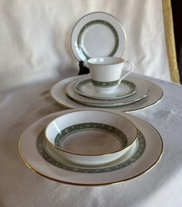 Royal Doulton 7-piece Dinnerware set."Rondelay" green and white flower border. - Picture 1 of 21