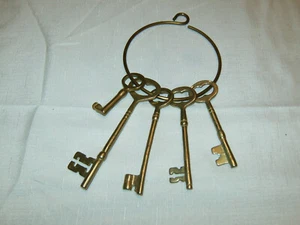 VINTAGE Old Brass Wall Hanging Decorative Collectible Skeleton Keys set of 5 - Picture 1 of 7