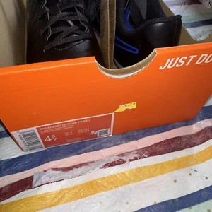 NIKE BOY FOOTBALL BOOTS JUNIOR LEGEND 10 Club FIRM GROUND SHOES SOCCER Size 4.5Y - Picture 1 of 5