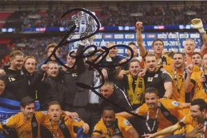 SOUTHEND: PHIL BROWN SIGNED 6x4 PLAY-OFF FINAL TROPHY PHOTO + COA - Bild 1 von 1