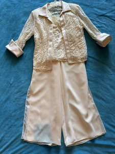 R&M RICHARDS PETITE ~ 3 Piece Cream Lace Pant Suit Set ~ Ladies Sz 8P 8 Petite - Picture 1 of 6