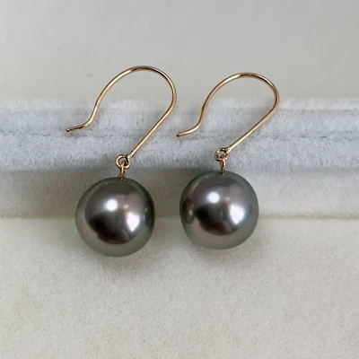 Pendientes colgantes de perlas de Tahití casi redondos de oro amarillo de 10k 9,9x10,1 mm, 1,0" Foto 1 de 4