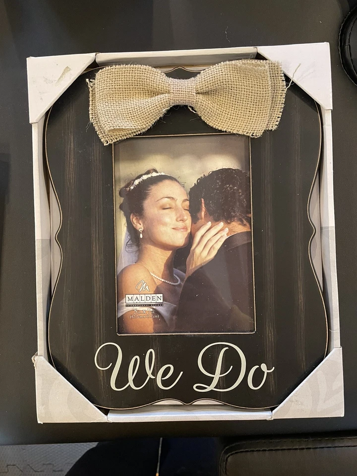 Marco de fotos Malden International “We Do” aspecto antiguo con pajarita. 5”x7” ¡NUEVO! Foto 1 de 4