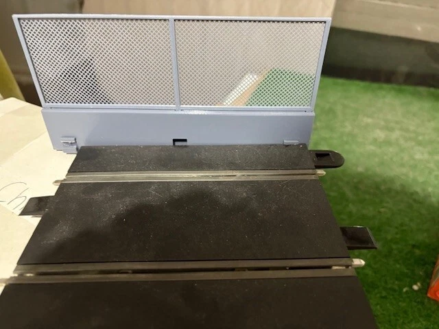 1/32 scale Slot Car Track Walls & Fencing -SURFACE MOUNT 12 Pieces Scalextric - image 1 of 4