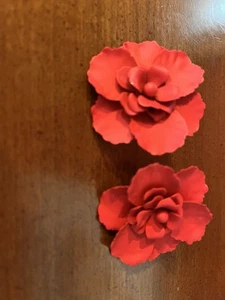 Dreidimensionale Blumen Ohrringe ~ rot, durchbohrt - Bild 1 von 7