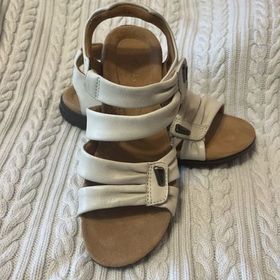 Clarks Kitly Ave para mujer cuero blanco roto artesanal Foto 1 de 4