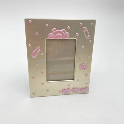 Marco de fotos de bebé rosa oso de peluche pollitos prendedor de seguridad diseño de metal exhibición de mesa Foto 1 de 4