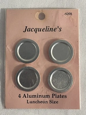 Vintage Dollhouse Miniature Jacqueline's Aluminum Plates For Kitchen, New In Bag Foto 1 de 3