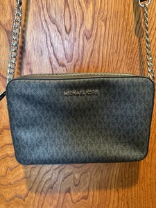 Michael Kors Women's Jet Set Item Crossbody Bag in Black w- silver detail - Picture 1 of 4
