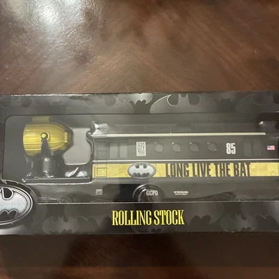 LIONEL 2428060 BATMAN 85TH ANNIVERSARY BAT SIGNAL CABOOSE O GAUGE TOY TRAIN NIB - Image 1 of 4