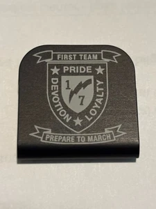 USMC 1ª Batalla 7ª Infantería de Marina Grabado con Láser Aluminio Sombrero Clip Ala-it - Imagen 1 de 9