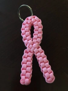 Neu im Karton Brustkrebs rosa geflochtenes Band der Hoffnung Schlüsselanhänger Schlüsselring 3,75 Zoll - Bild 1 von 3