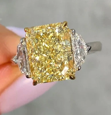Anillo de tres piedras de diamantes amarillos vivos de lujo cultivado en laboratorio radiante de 5,60 quilates de oro de 14 k Foto 1 de 4