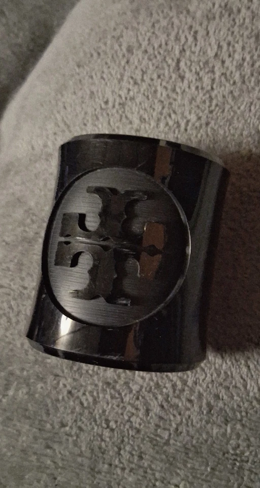 Brazalete de resina Tory Burch diseño de logotipo negro Foto 1 de 1
