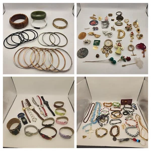 Konvolut Modeschmuck 60+ Teile Armbänder Halsketten Armreifen Pins Uhrenteile GEBRAUCHT - Bild 1 von 18