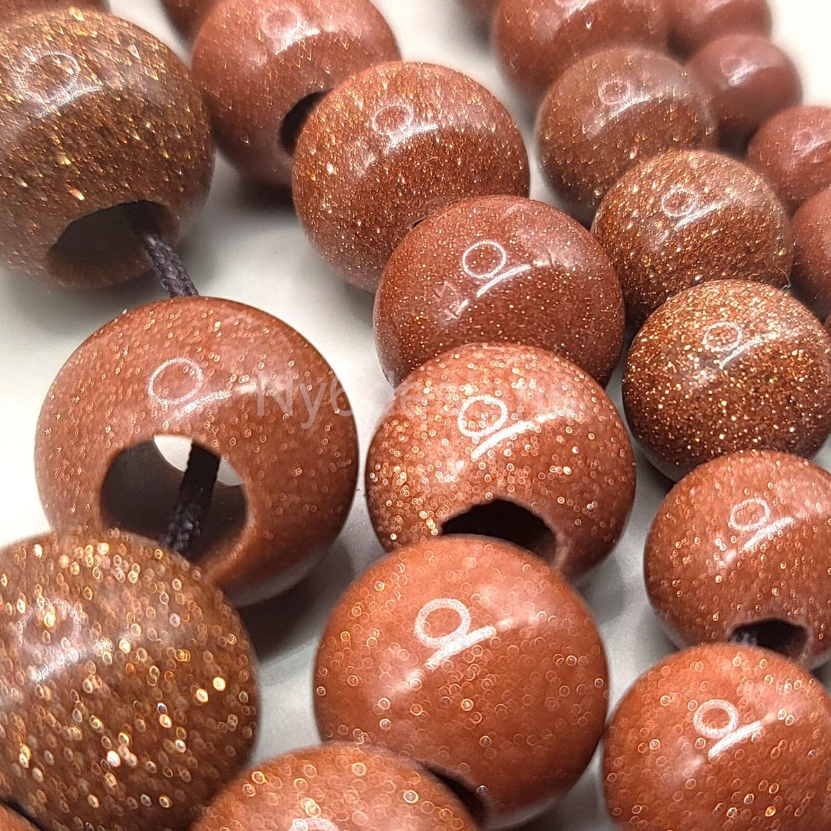 Piedra De Gema Mineral De Cuarzo Ahumado Pulido | Foto Premium