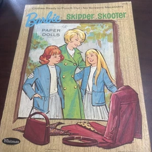 VINTAGE ORIGINALE 1966 BARBIE SKIPPER & SKOOTER BAMBOLE DI CARTA E VESTITI ~ RARO - Foto 1 di 6