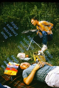 1967 35 mm slide uomo birra Ritz crackers griglia carbone barbecue cottura #8474 - Foto 1 di 1