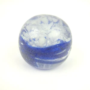 Vintage Art Glass Paperweight Crazed Blue Swirl White Flowers Hand Blown Round - Imagen 1 de 12