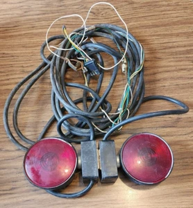 VINTAGE Towing Trailer Tail Stop Light 01-198 SAE-IST-85 Pair Magnet Mounted - Foto 1 di 7