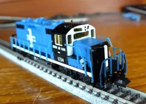 Life Like 7133 N gauge EMD GP18 diesel loco in Boston & Maine livery - Picture 1 of 12