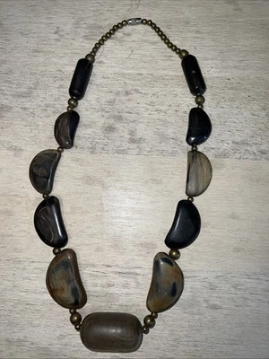 "Hermoso collar grueso pulido de cuentas de roca de río, madera y latón de 16"" de largo" Foto 1 de 4