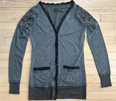 Cárdigan para mujer Miss Me gris con adornos de cuentas negras con botones talla XS Foto 1 de 4