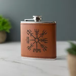 Juego de caja de regalo de frasco de cadera de cuero con brújula vikinga 6 oz grabado con láser regalo - Imagen 1 de 7
