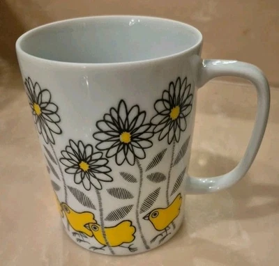 Taza de café de colección negra, amarilla y blanca con pollitos y margaritas amarillas - 3-1/2" de alto Foto 1 de 4