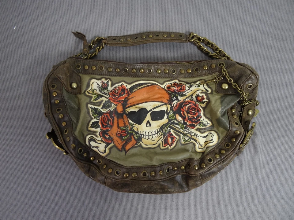 ISABELLA FIORE TESORO ENTERRADO PIRATA KELLY LATÓN ENCANTADO ANGUSTIADO TATUAJE HOBO Foto 1 de 4