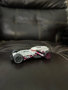 Hot Wheels Speed Blur HW50 Concept Car Matt White Hot Pink Chrome Engine - Bild 1 von 4